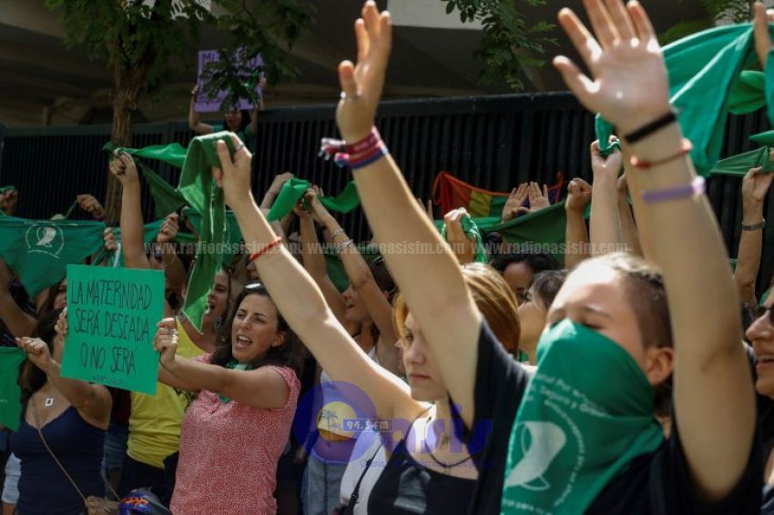 Senado argentino debate legalización del aborto rodeado de miles de personas