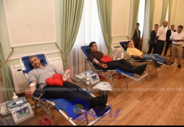 Mario Abdo dona sangre ante stock crítico en bancos de sangre