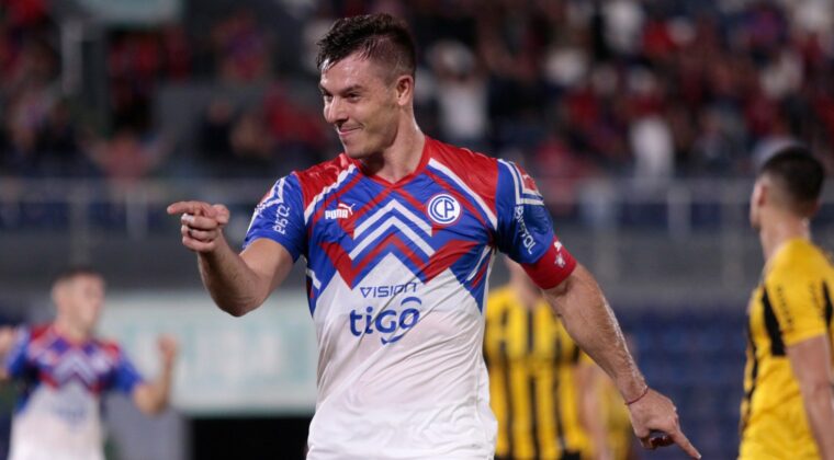 Cerro golea a Guaraní y no se aleja de la pelea