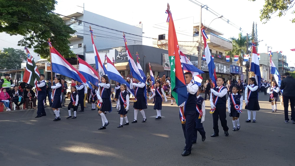 Desfile por festejo patrio fuera de fecha en Pedro Juan Caballero