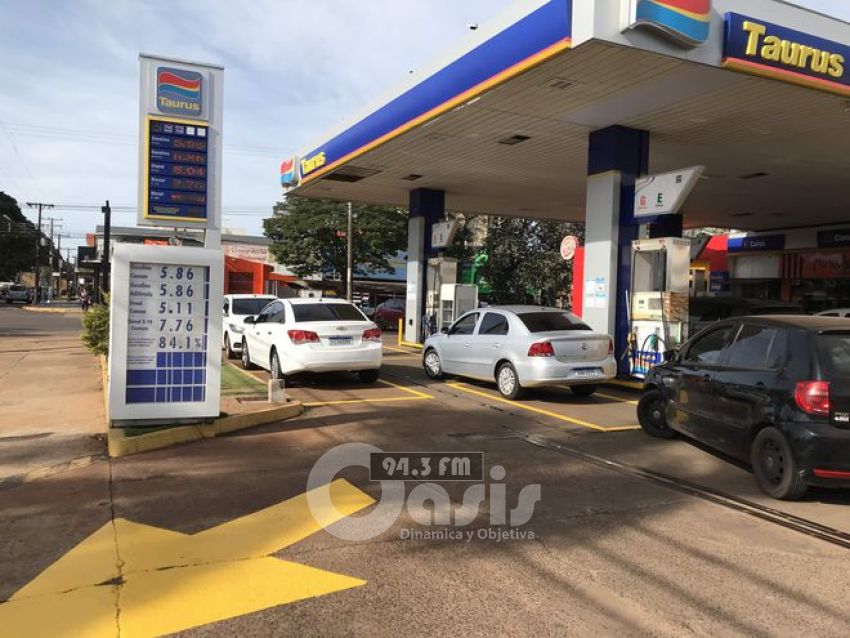 Paraguayos copan estaciones de servicios de Ponta Porá tras baja de combustibles