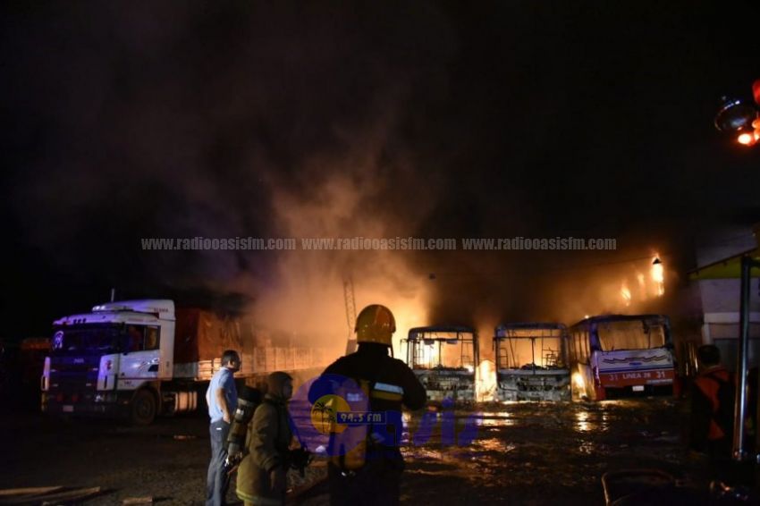 Incendio destruye buses en parada de Línea 28