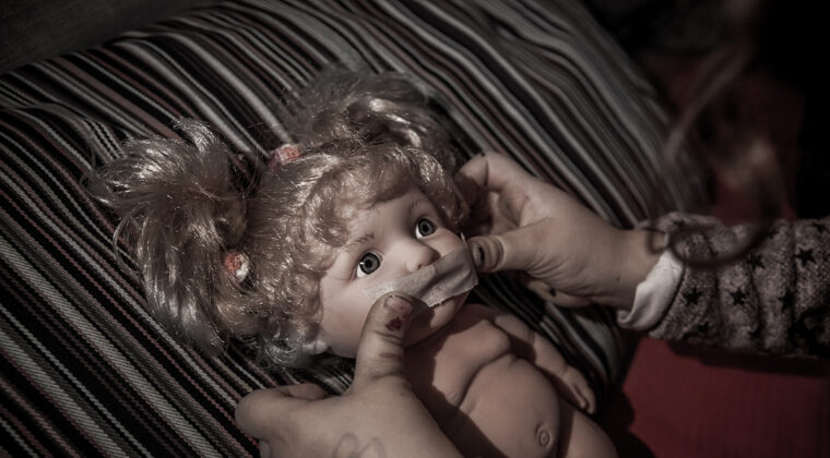 Piden prisión para niñera denunciada por abusar de dos menores