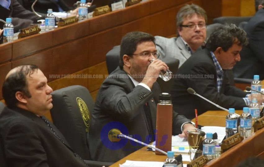 Diputados salvan a José María Ibáñez de la pérdida de investidura