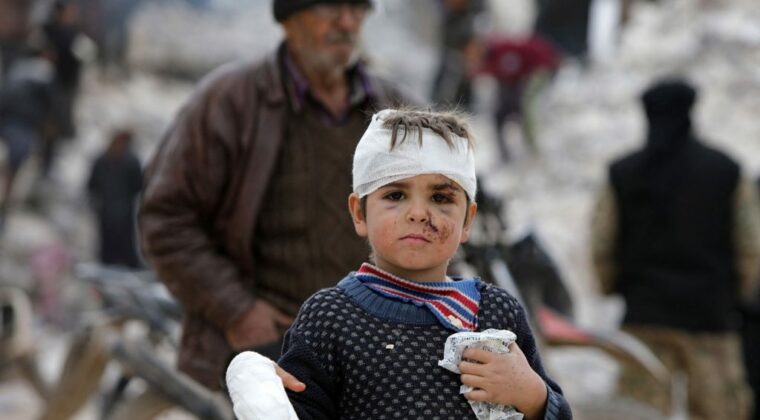 Sacan a niño de seis años de escombros cinco días después del sismo en Siria