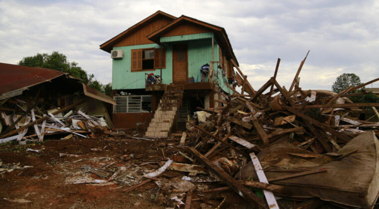 Buscan a 46 desaparecidos tras devastador ciclón en Brasil