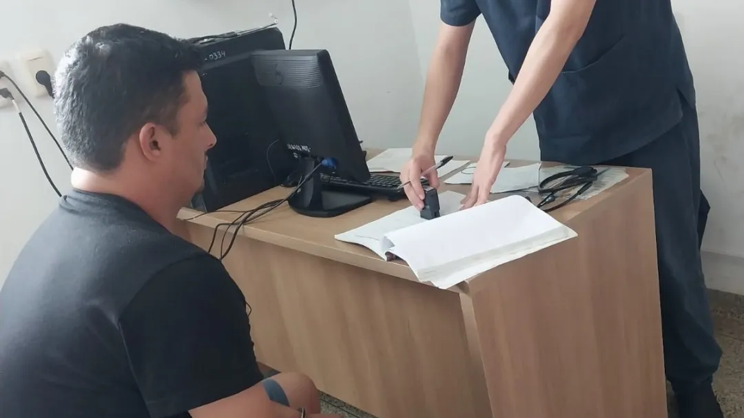 Tras denuncia por violencia intrafamiliar, acusado se entrega en sede policial