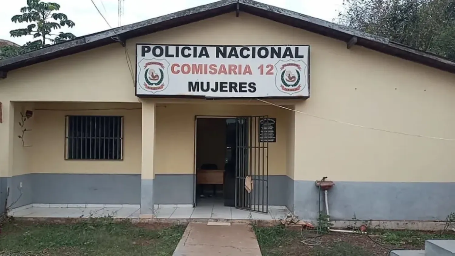 Detienen a joven buscada por estafa y violencia familiar tras entregarse a la Policía
