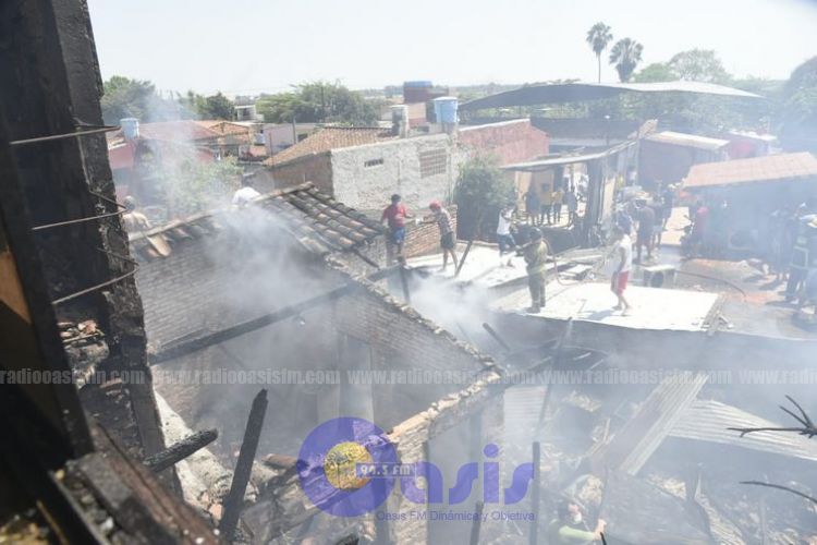 Incendio en la Chacarita afecta a varias viviendas