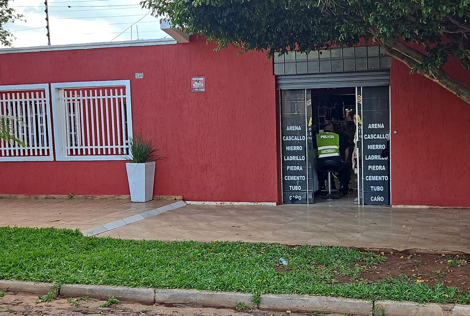 Local de ventas de materiales de construcción fue blanco de disparos en un hecho confuso