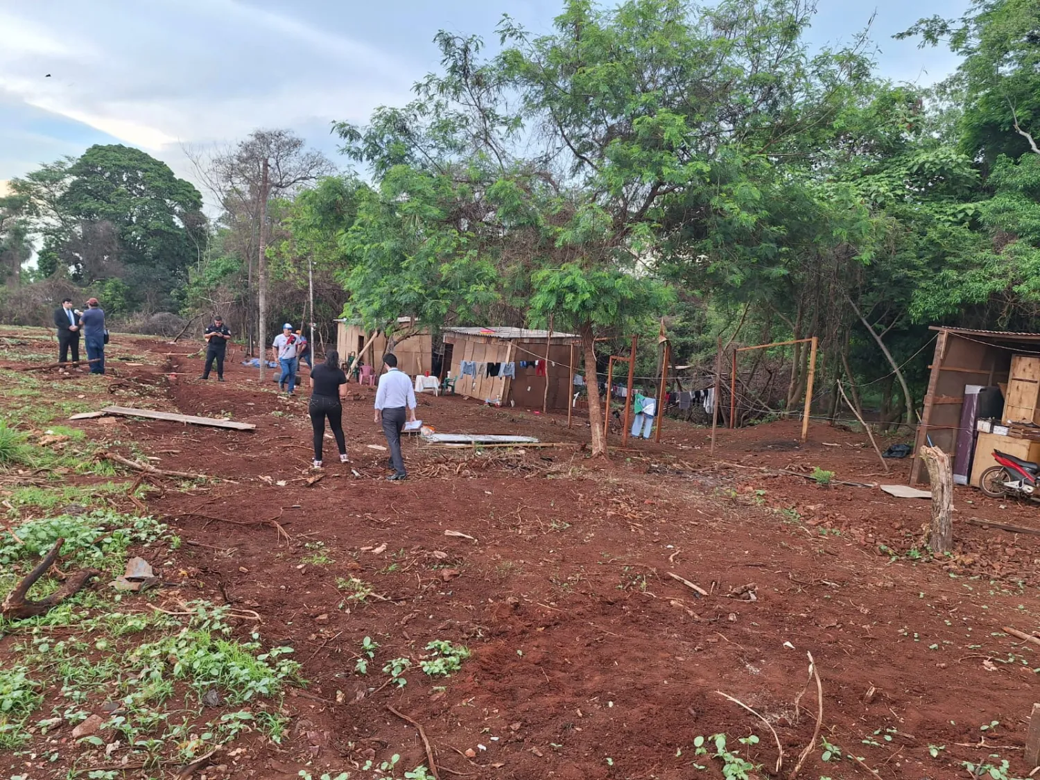 Fiscalía y Policía constatan posibles irregularidades en inmueble denunciado por invasión en San Juan Neuman