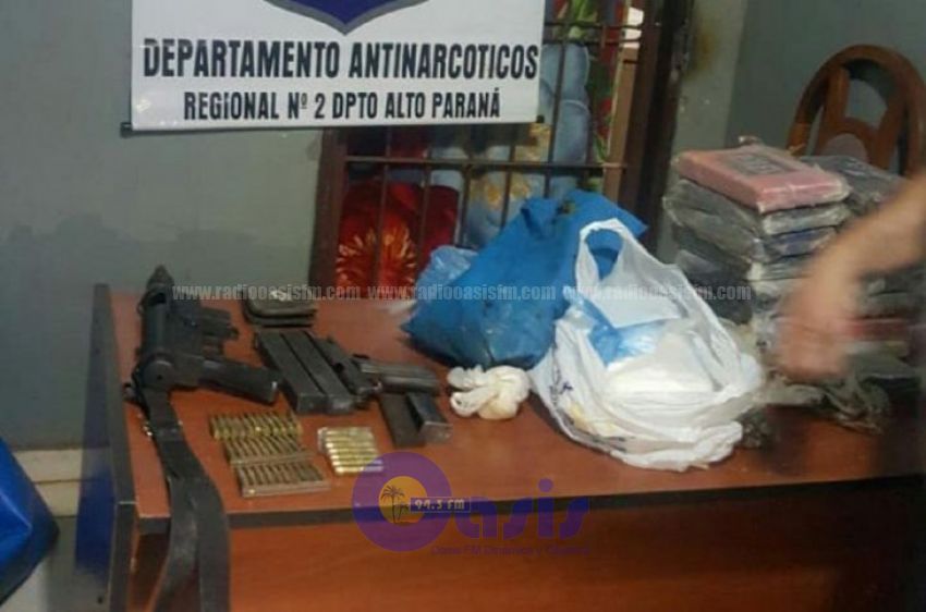 Dos hombres y una mujer son detenidos con armas y droga