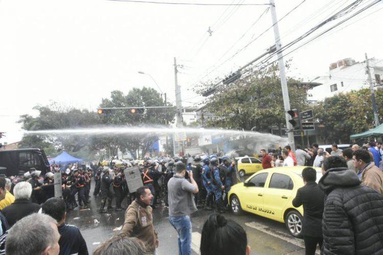 Taxistas generaron disturbios: Policía respondio con balines