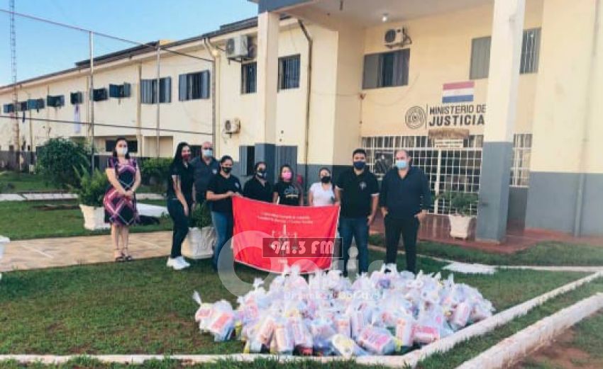 Alumnos de derecho de la UNA filial Pedro Juan entregan donaciones en la cárcel