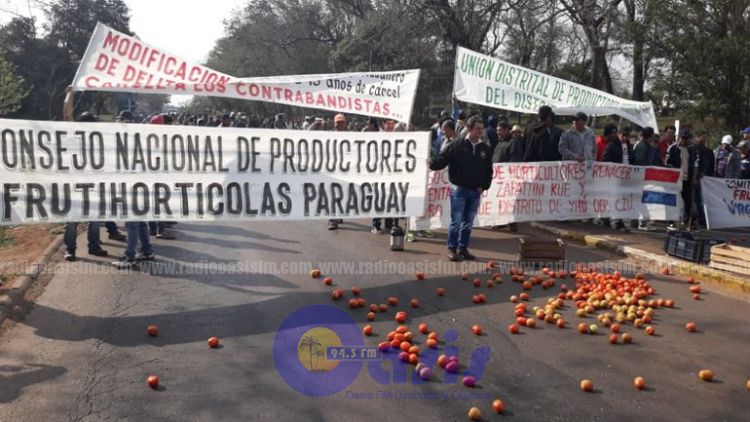 Ministro tilda de "ineficientes" a tomateros que cierran ruta