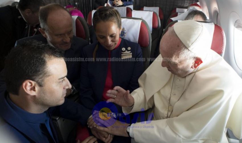 Papa casa a pareja de azafatos en pleno vuelo