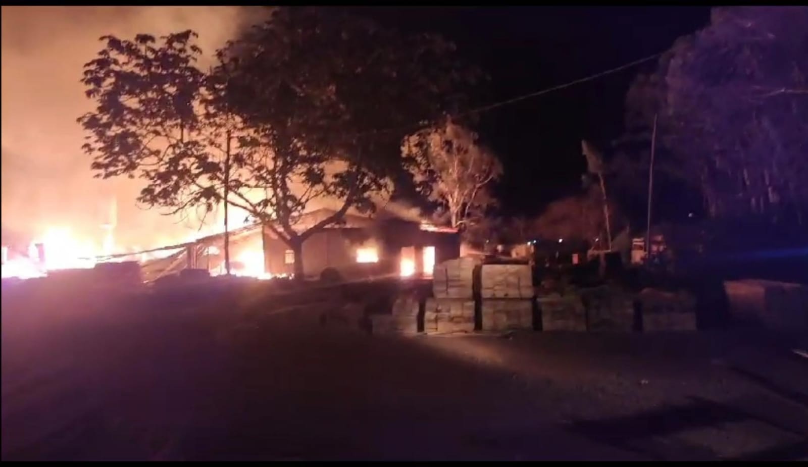 Aserradero fue consumido por llamas. Ocurrió en el Bo. Ma. Victoria.