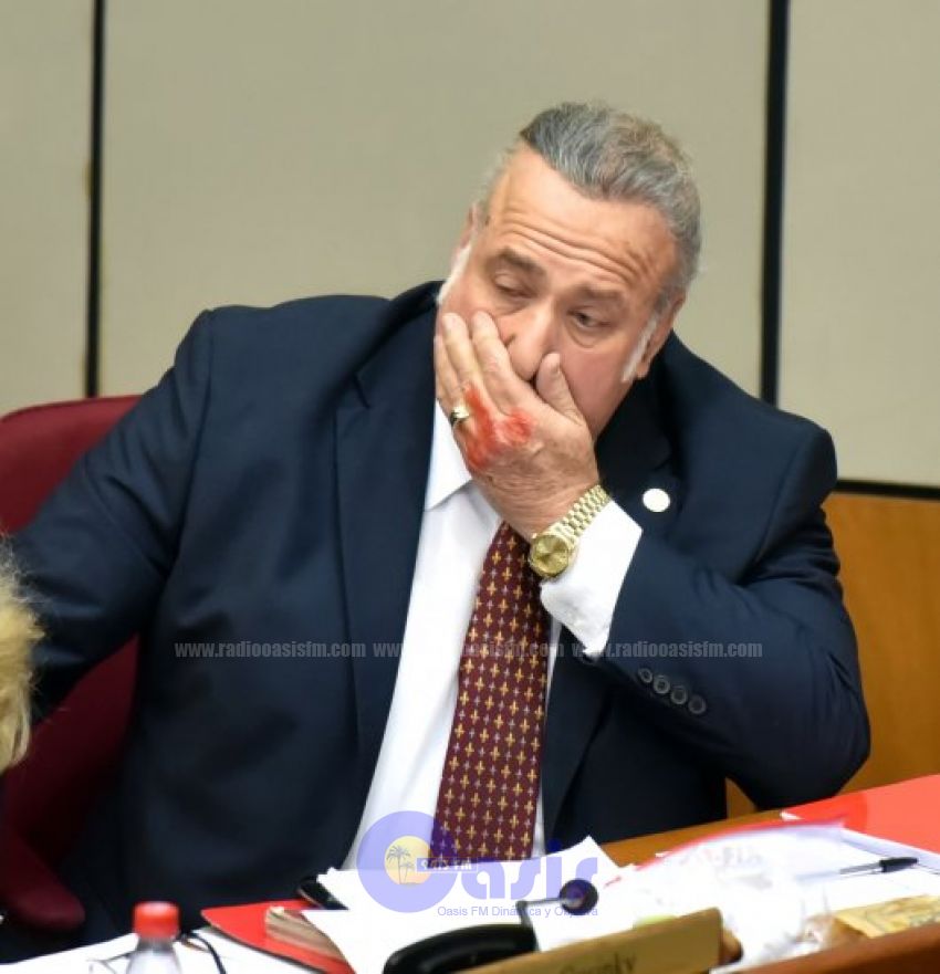 González Daher no resiste la presión ciudadana y presenta renuncia al Senado