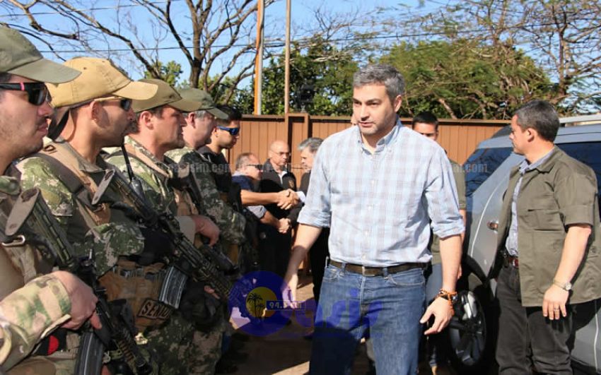 Mario Abdo visita a agentes de la Senad tras megaoperativo en CDE