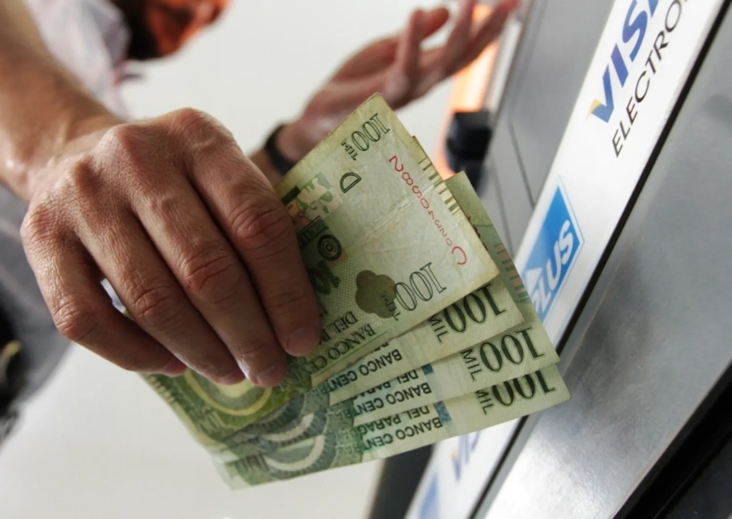 Ejecutivo promulgó ley que establece límites a los descuentos y traba embargos sobre salarios de funcionarios