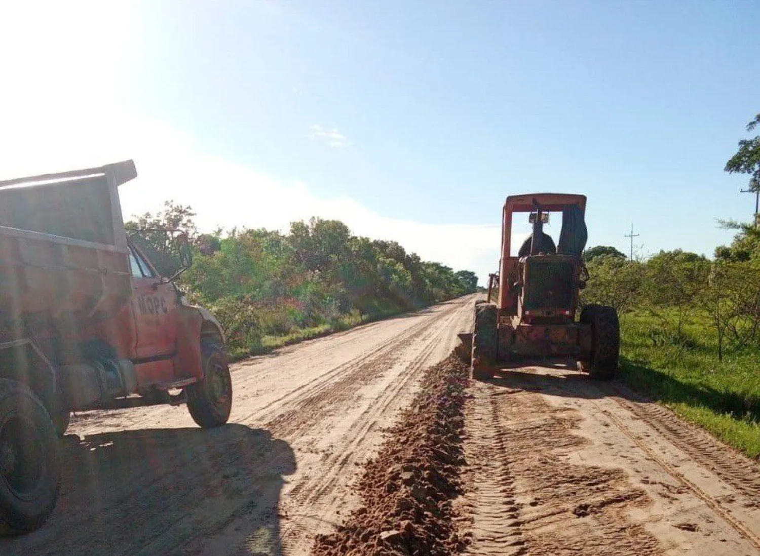 MOPC rehabilita caminos vecinales en Ñeembucú para mejorar la conectividad rural