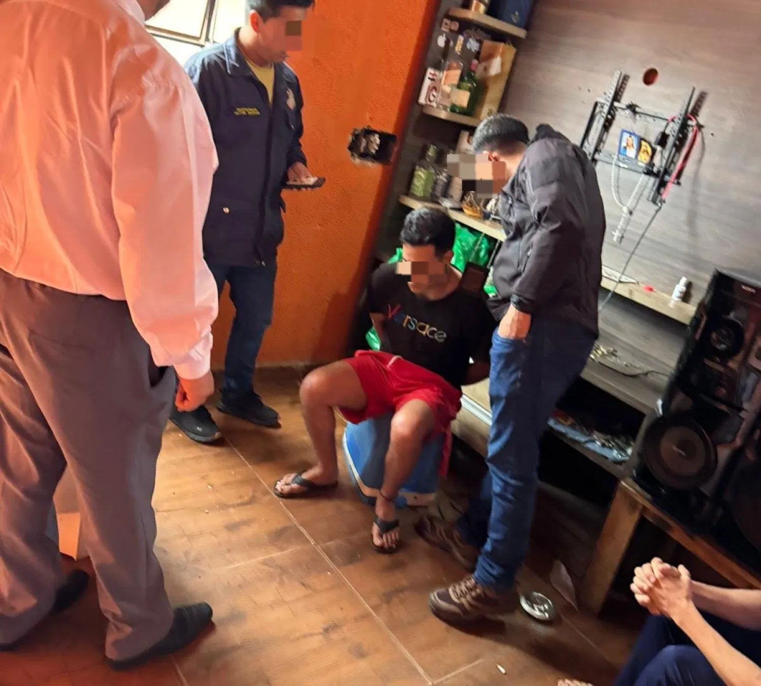 Policía incauta evidencias y aprehende a dos sospechosos en causa por robo a bar nocturno