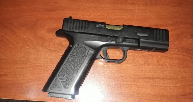 Jóvenes fueron detenidos con réplica de pistola en Pedro Juan