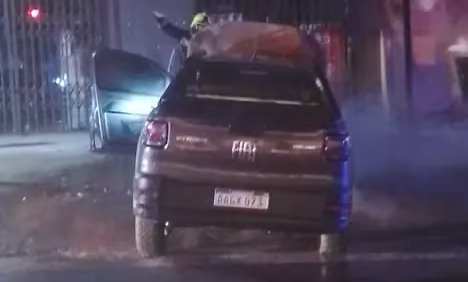 Hombre quema intencionalmente camioneta de una mujer
