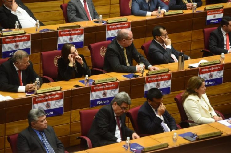 Con carteles, piden juramento de Cartes en primer informe de Abdo