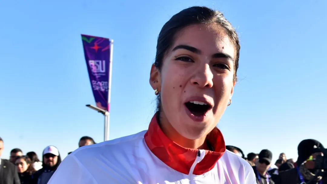 Abanderada paraguaya Nicole Martínez brilla y conquista el oro en ASU2025