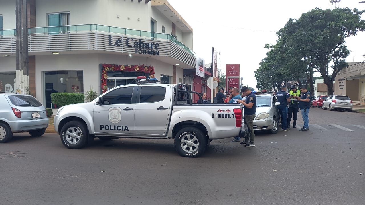 Motochorros asaltan a funcionarios de una distribuidora y se llevan alta suma de dinero