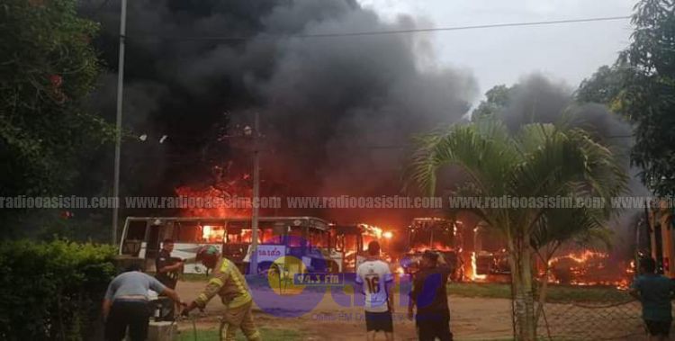 Incendio consumió completamente buses en Mariano Roque Alonso