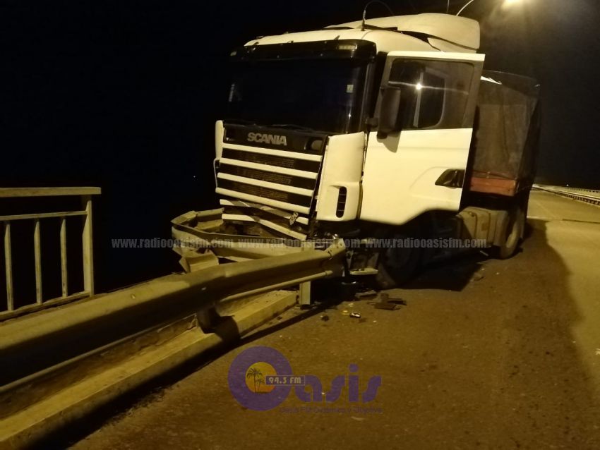 Baranda de puente evita peligroso accidente