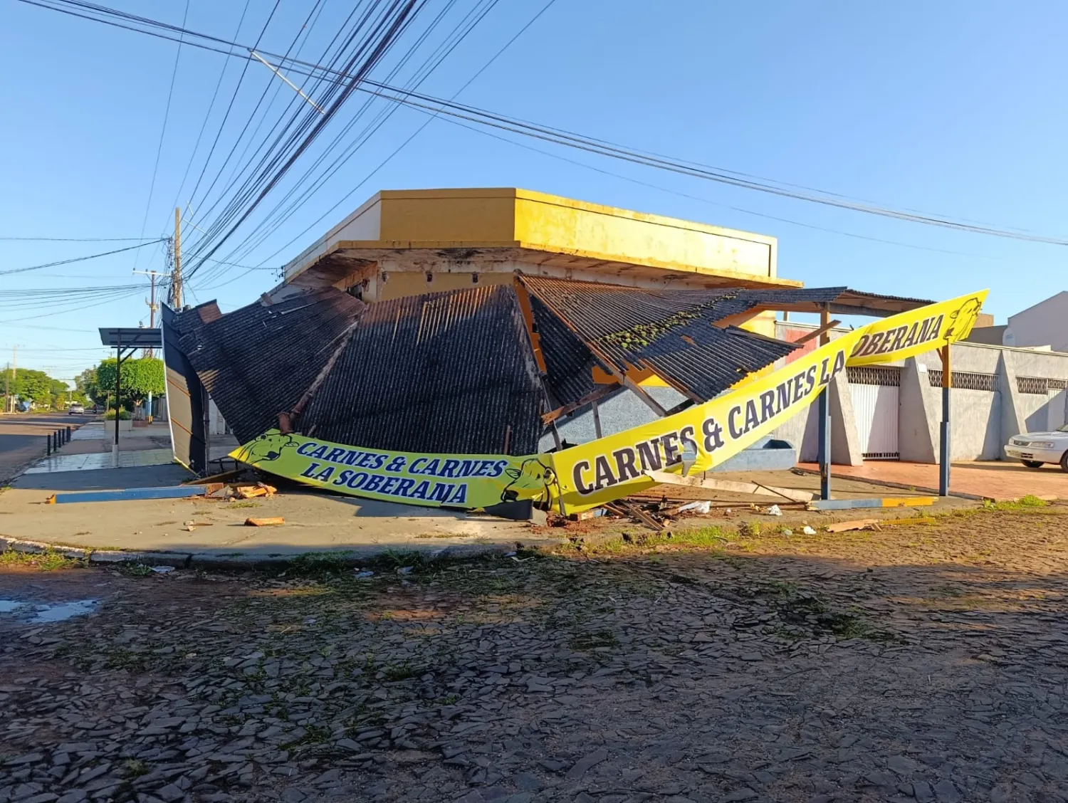Automóvil embistió baranda de local comercial y se dio a la fuga