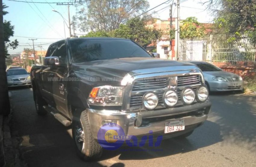 Comisario llega en lujosa camioneta para declarar en el caso de Cucho