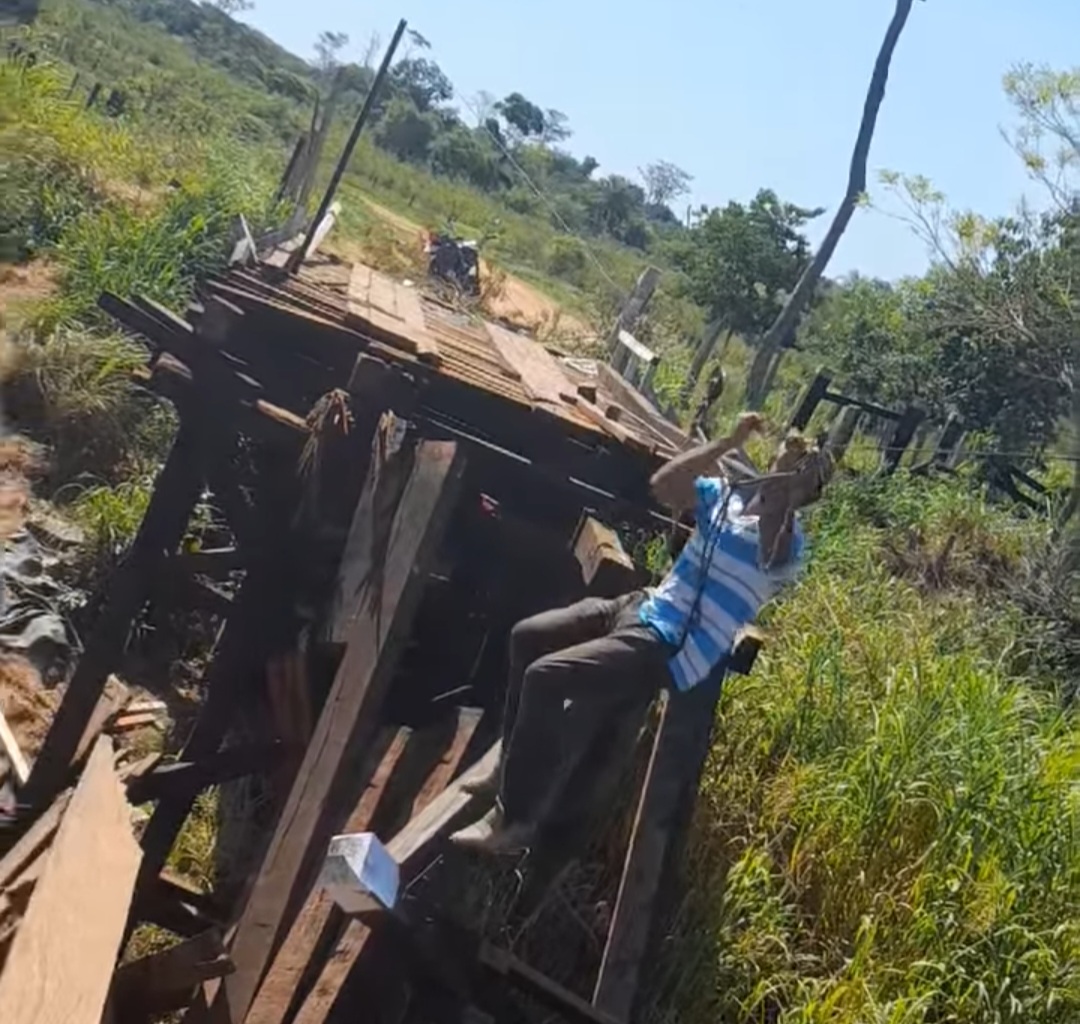 Ante falta de puente, indígenas usan tirolesa para cruzar río Aquidabán