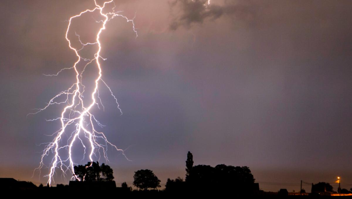 Volvió a su casa y encontró a su hijo muerto por descarga de un rayo