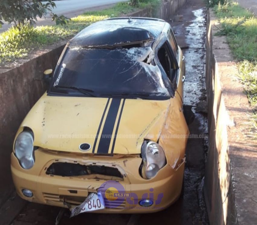 Vehículo cayó en cuneta en Pedro Juan