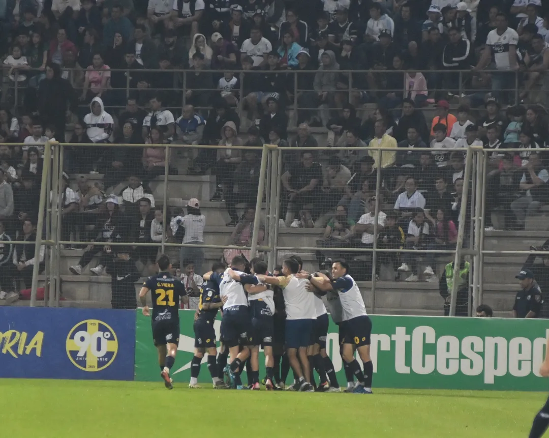 Trinidense remonta y sorprende al Decano con triunfo 4-3 en Encarnación