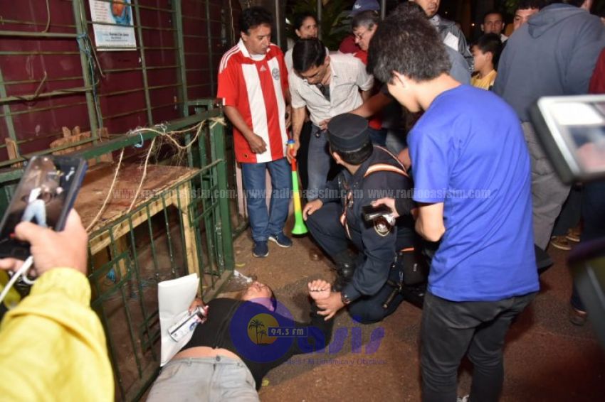 Incidente con barrabravas en escrache a Óscar González Daher