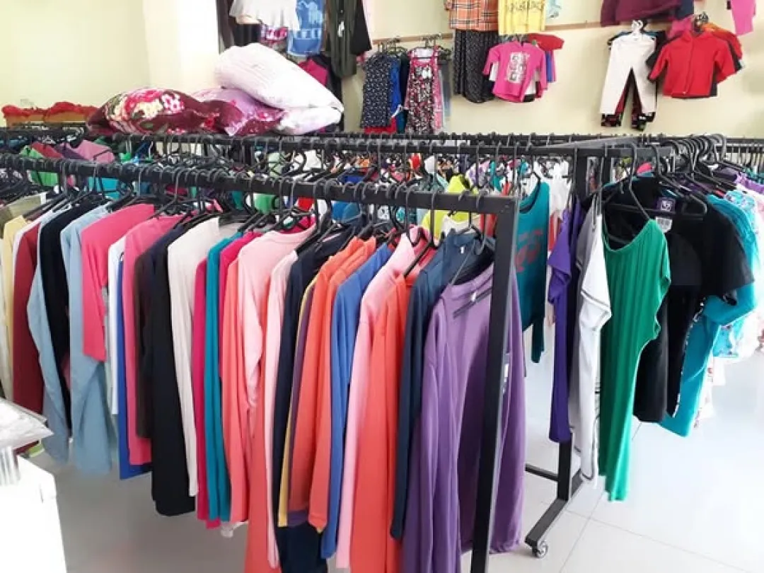 Hurta local de ventas de ropas en el barrio Jardín Aurora de PJC