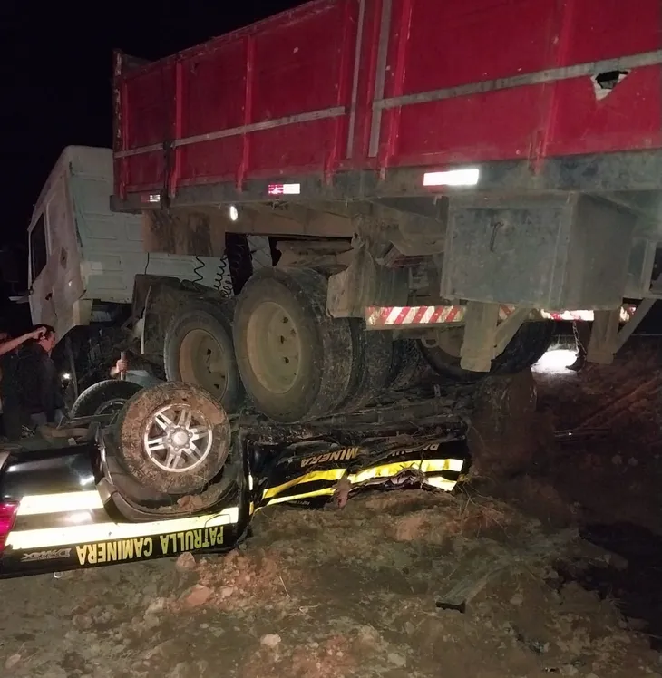 Móvil de la Patrulla Caminera es aplastado por un camión en Villa Hayes