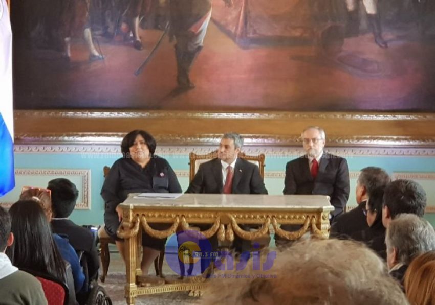 Mario Abdo firma compromiso por la niñez y adolescencia