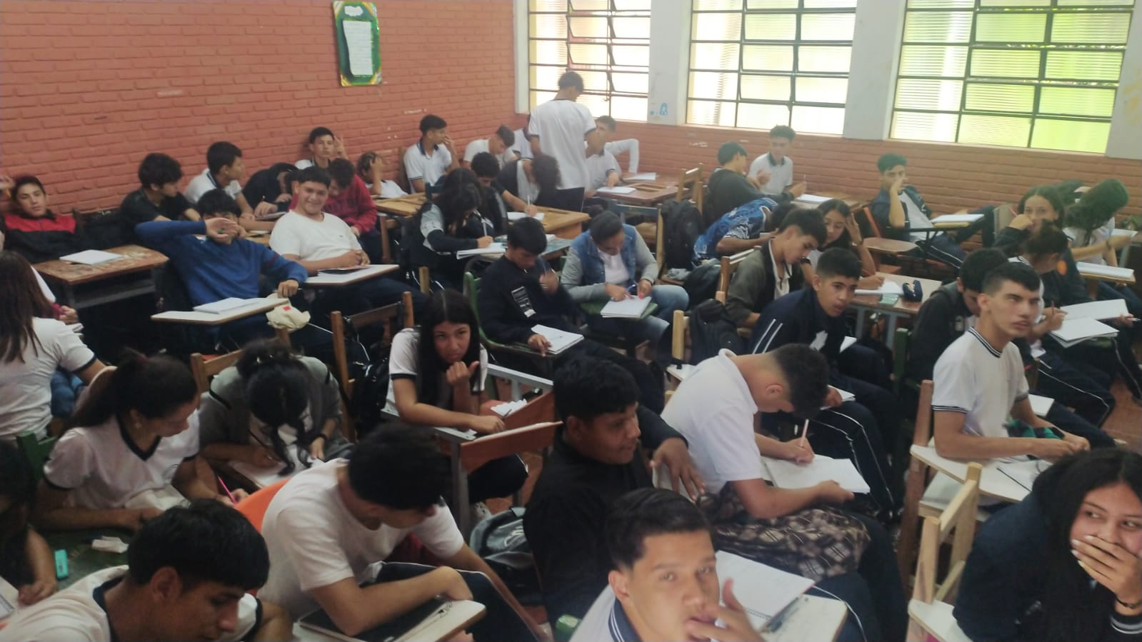 Con sus propias manos, alumnos, docentes y padres se hacen de sillas nuevas para su institución