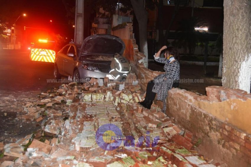 Automovilista se llevó por delante muralla de comisaría