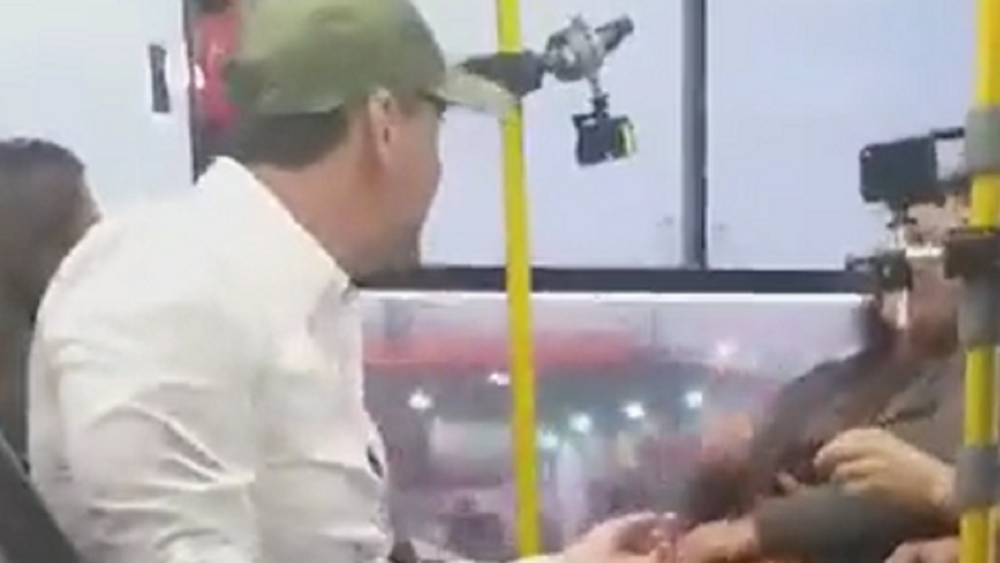 Santiago Peña es filmado subiendo a bus del transporte público