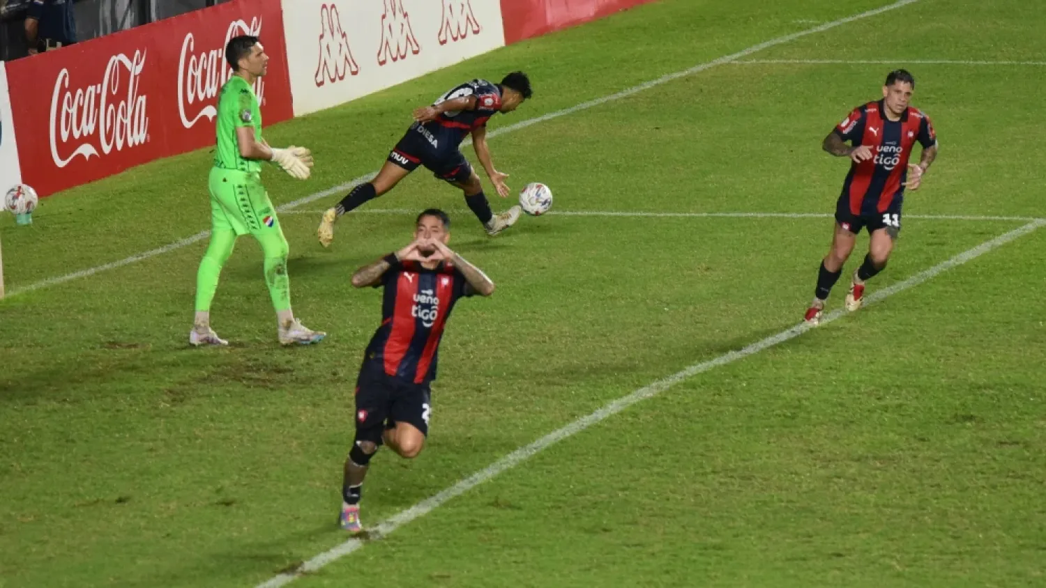 Cerro Porteño triunfa y sigue prendido