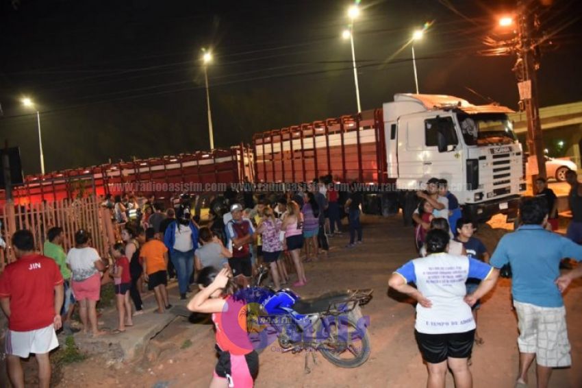 Motociclista fallece al colisionar contra un camión