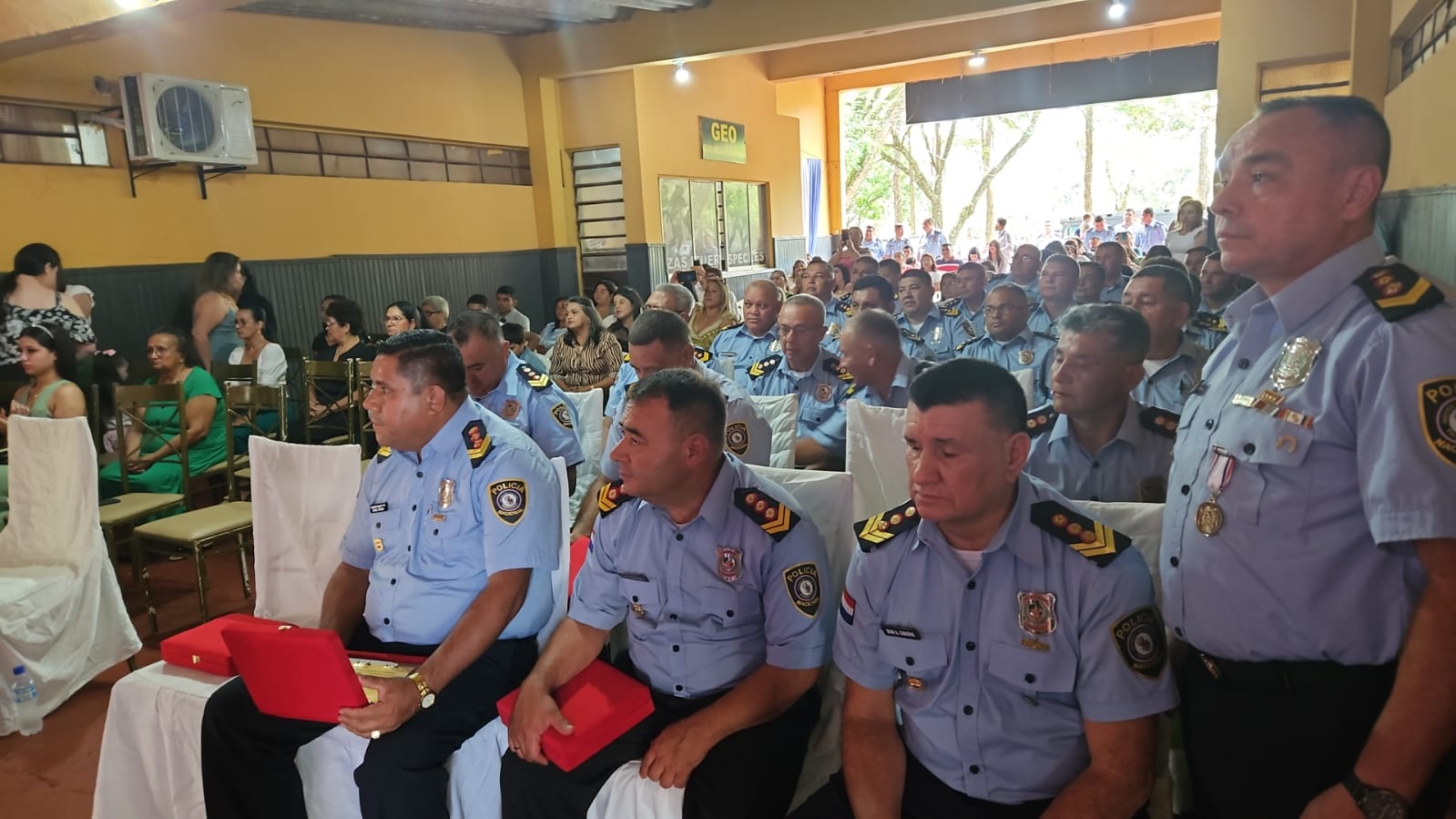 Agentes de la Policía fueron homenajeados por 30 años de servicios