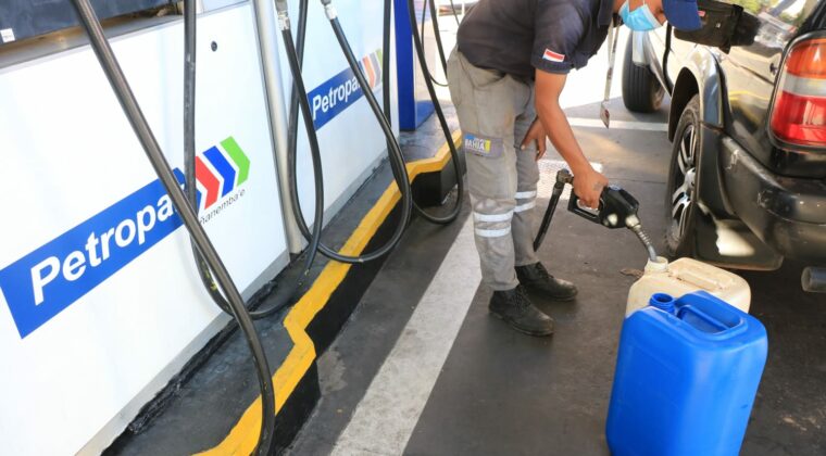 Anuncian reducción provisoria del precio del combustible